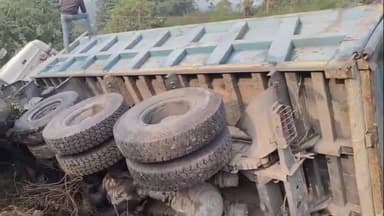 खलारी: हुटाप मोड़ में फ्लाई ऐश से लदा हाईवा दुर्घटनाग्रस्त