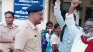 ब्रह्मपूरी: सायगाटा येथे शेतकऱ्यांचे उन्हाळी पिकांसाठी गोसेखुर्द कालव्याच्या पाण्याच्या मागणीला घेऊन रास्ता रोको आंदोलन