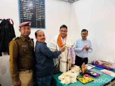 पटोरी: पटोरी में सेवानिवृत्त स्टेशन अधीक्षक अवधेश राय को रेलवे परिवार ने सम्मानित विदाई समारोह में विदाई दी