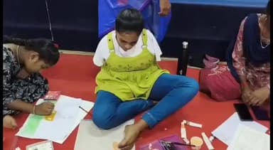 மயிலாடுதுறை: கால்களால் ஓவியம் வரைந்து அசத்திய மாற்றுத்திறனாளி மண்ணப்பந்தல் தனியார் கல்லூரியில் மாற்றுத்திறனாளிகள் தினத்தை ஒட்டி ஓவிய போட்டி