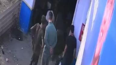 पंचकूला: बड़ोना कलां में कार सर्विस वर्कशॉप से निकला 6 फीट लंबा सांप, स्नेक मेन सोनू ने बचाई जान