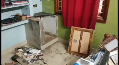 மயிலாடுதுறை: சாரதா நகர் பகுதியில் பேராசிரியர்கள் வீட்டின் பூட்டை உடைத்து 20 லட்சம் மதிப்பிலான 20 சவரன் தங்கம் ஒரு கிலோ வெள்ளி கொள்ளை