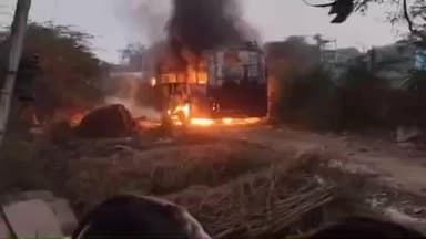 राजाखेड़ा: समोना गांव में झूलते बिजली तारों से टकराई बारात की स्लीपर बस, भीषण आग में जलकर राख, महिला चरवाहा गंभीर रूप से झुलसी