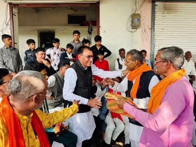 सुठालिया: राज्यमंत्री नारायण सिंह पवार मऊ गांव पहुंचे, विवाह कार्यक्रम में शामिल होकर लोगों से की मुलाकात