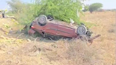 चौहटन: चौहटन के बाड़मेर रोड पर बाइक सवार को बचाने के चक्कर में दो गाड़ियों में टकराव, एक गाड़ी पलटी