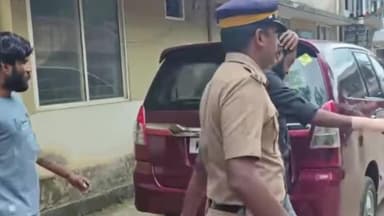 മാനന്തവാടി: മാനന്തവാടി ചെറ്റപ്പാലത്ത് വൻ MDMA വേട്ട ടൂറിസ്റ്റ് ബസ്സിൽ കടത്തുകയായിരുന്നു MDMA യുമായി മലപ്പുറം സ്വദേശികൾ പിടിയിൽ