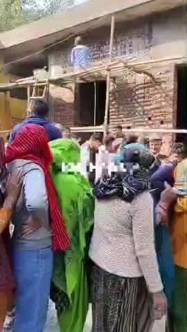 बहरोड़: बहरोड़ क्रय-विक्रय सहकारी समिति पर खाद के लिए लगी महिलाओं और पुरुषों की लंबी कतार, घंटेभर इंतज़ार के बाद भी किसान लौटे