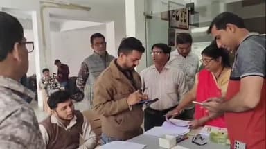 राजपुर: राजपुर में एसआईआर के फॉर्म भरे जा रहे, नगर कांग्रेस अध्यक्ष ने बीएलओ पर गलत फॉर्म भरने का आरोप लगाया