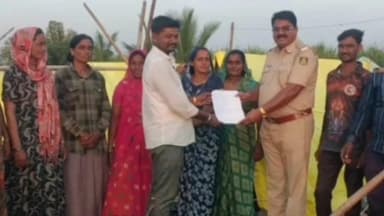 ತಾಳಿಕೋಟಿ: ಪಟ್ಟಣದ ಹೊರ ಭಾಗದಲ್ಲಿ ಕಬ್ಬು ಕಟಾವು ಮಾಡುವ ಜನರೊಟ್ಟಿಗೆ ಮಾತುಕತೆ ನಡೆಸಿ ಮಾಹಿತಿ ಪಡೆದ ಪೊಲೀಸರು