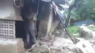 திருத்துறைப்பூண்டி: குன்னலூரில் கனமழையின் காரணமாக கூரை வீட்டின் சுவர் இடிந்து விழுந்தது வெளிப்புறமாக விழுந்ததால் மாற்றுத்திறனாளி பெண் உட்பட 3 பேர் உயிர் தப்பினர்