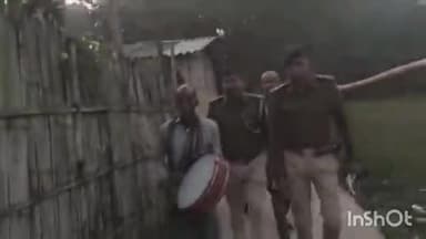 लखनौर: लखनौर गांव निवासी अपहरण मामले के फरार आरोपी के घर की दीवार पर पुलिस ने चिपकाया इश्तेहार