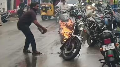 கோவில்பட்டி: மாதாங் கோவில் சாலையில் இருசக்கர வாகனத்தில் தீ விபத்து