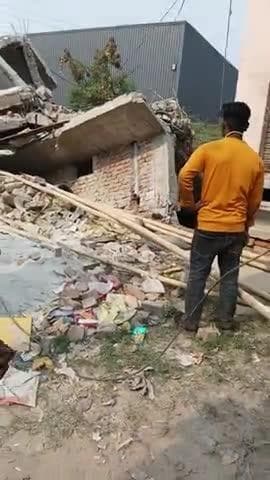 4manjila building gir gyi hai