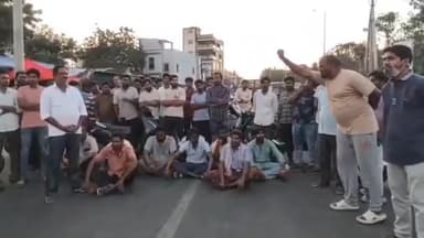 నరసాపురం: ప్రభుత్వ ఆసుపత్రి సిబ్బంది నిర్లక్ష్యంతో తమ బంధువు చనిపోయాడని ఆరోపిస్తూ కుటుంబ సభ్యులు జాతీయ రహదారిపై ధర్నా