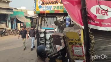 कुम्हेर: कुम्हेर कस्बे में बेकाबू ट्रक ने विद्युत पोल को तोड़कर मोबाइल की दुकान में घुसा, लाखों का नुकसान हुआ