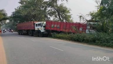 पालीगंज: धरहरा गांव के पास खड़ी ट्रक में दूसरी ट्रक ने मारी टक्कर, एक ड्राइवर घायल