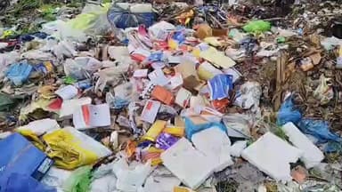 திருவெண்ணைநல்லூர்: திருவெண்ணைநல்லூரில் சாலையோரமாக கொட்டப்பட்ட மருத்துவ கழிவுகள்: துர்நாற்றம் வீசுவதால் நோய் தொற்று ஏற்படும் அபாயம்.