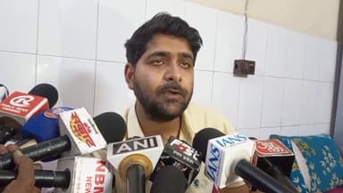 #अलीगढ अस्पताल के डॉक्टरों ने इमरजेंसी सेवाएं ठप की,भाजपा युवा नेता हर्षद हिंदू और डॉक्टर में विवाद,नाराज डॉक्टरों ने गे...