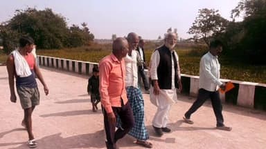 सुप्पी: कंसारा गांव पहुंचे पूर्व मंत्री, स्थानीय लोगों से की मुलाकात