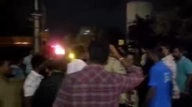 பல்லடம்: கணியாம்பூண்டி பகுதியில் சாக்கடை கழிவு நீர் குடியிருப்பு பகுதிக்குள் புகுந்ததால் பொதுமக்கள் மறியல் போராட்டத்தில் ஈடுபட்டனர்