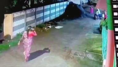 ஆவடி: கொரட்டூரில் பெண் தவறிவிட்ட செல்போனை இடியாப்பம் விற்கும் நபர் நைசாக எடுத்துச் செல்லும் சிசிடிவி காட்சி வெளியாகி உள்ளது