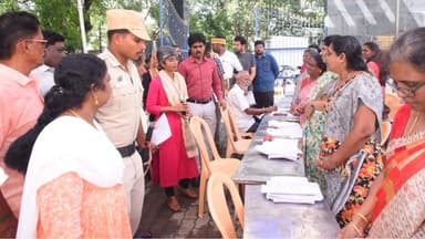 பல்லாவரம்: பல்லாவரம் புனித தெரசா பெண்கள் மேல்நிலைப்பள்ளியில் நடைபெற்று வரும் வாக்காளர் சிறப்பு தீவிர திருத்தப் பணியினை மாவட்ட ஆட்சியர் ஆய்வு