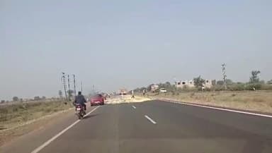 कोलारस: हाईवे पर गैस गोदाम के पास मक्का से भरा ट्रक पलटा, बड़ा हादसा टला, हजारों का नुकसान