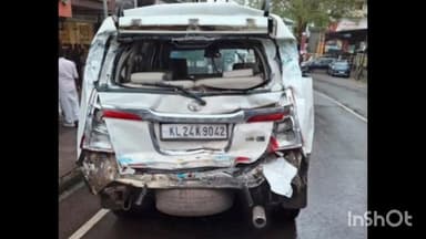 വൈക്കം: കടുത്തുരുത്തി ജംഗ്ഷന് സമീപം മുൻ എംഎൽഎയുടെ കാറിനു പിന്നിൽ സ്വകാര്യ ബസ് ഇടിച്ച് അപകടം