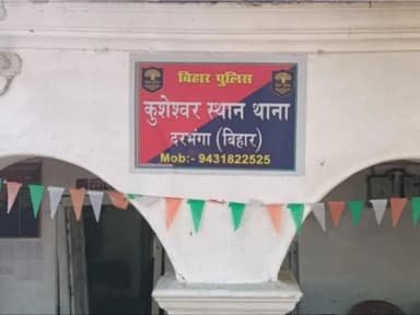 कुशेश्वर स्थान: सड़क हादसे में दो युवकों की मौत, एक गंभीर घायल