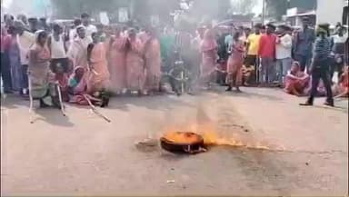 রানিবাঁধ: রানিবাঁধ থানার এক আধিকারিকের বিরুদ্ধে বিস্ফোরক অভিযোগ, পথ অবরোধে উত্তাল এলাকা