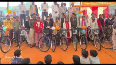 खनियाधाना: पिछोर विधायक प्रीतम लोधी ने मायापुर हाई स्कूल में छात्राओं को मुफ्त साइकिलें वितरित कीं