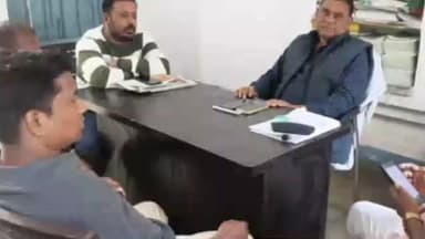 डुमरिया: डुमरिया प्रखंड झामुमो नेताओं ने पार्केटी स्थित जिला कार्यालय में वरिष्ठ नेता बिरसिंह सुरीन से मुलाकात की