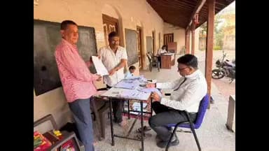 જાંબુઘોડા: જાંબુઘોડાના બુથ નંબર 236 ખાતે જિલ્લા ભાજપ પ્રમુખ મયંકકુમાર દેસાઈની ઉપસ્થિતિમાં મતદાર યાદી સુધારણા કાર્યક્રમ યોજાયો હતો