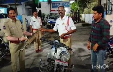 ఖాజీపేట: కాజీపేట పోలీస్ స్టేషన్ పరిధిలో పోలీసులు విస్తృత తనికి అధిక శబ్దం సైలెన్సర్స్ ఉన్న వాహనాలను సీజ్ చేసిన పోలీసులు