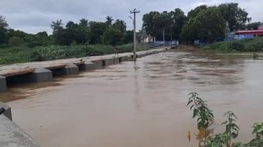 திருநெல்வேலி: கனமழை தீவிரம். தாமிரபரணி ஆற்றில் வெள்ளப்பெருக்கு குறுக்குத்துறை முருகன் கோயிலை சூழ்ந்த வெள்ள நீர். அணைகளின் நீர்மட்டம் கிடுகிடுவென உயர்வு.