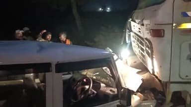 टाटीझरिया: NH-522 बाबा बालक नाथ मंदिर के पास बोलेरो और हाईवा की टक्कर, चालक गंभीर रूप से घायल