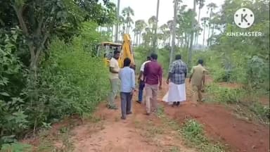 நாட்றாம்பள்ளி: பச்சூர் அரசு ஆரம்ப சுகாதார நிலைய வளாகத்தில் உள்ள குப்பைகள் மற்றும் முட்புதர்களை அகற்றும் பணியில் ஈடுபட்ட தன்னார்வலர்கள் வீடியோ வைரல்