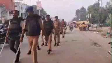 છોટાઉદેપુર: નગરમાં પોલીસે પેટ્રોલિંગ યોજી, પી.આઈ સહિત પોલીસ કર્મચારીઓ ઉપસ્થિત રહ્યા.