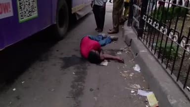 கோவை தெற்கு: காந்திபுரம் பேருந்து நிலையத்தில்
மது போதையில் சாலையில் படுத்து உறங்கிய நபர்