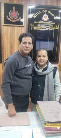 गाँधी नगर थानाध्यक्ष महोदय से मुलाक़ात किया पूर्व पुलिस महानिदेशक अनिल प्रथम गुजरात के निजी सचिव विनय बिहारी ने....