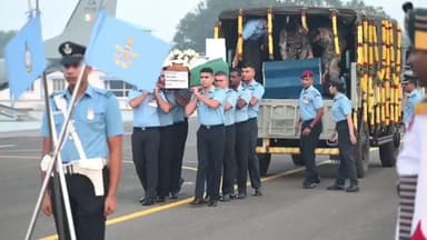 சூலூர்: சூலூர் விமான நிலையத்தில் தேஜஸ் விமானம் விழுந்து விமானி உயிரிழப்பு விமானப்படை வீரருக்கு ஆட்சியர் அஞ்சலி