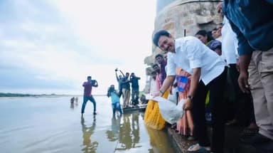 திருச்சி: மீன்வளம் ஆறுகளில் நன்னீர் மீன் குஞ்சுகளை இருப்பு செய்தல் திட்டத்திற்கு காவிரி ஆற்றில் 60000 மீன் குஞ்சுகளை விட்ட அமைச்சர் அன்பில்மகேஷ் பொய்யாமொழி