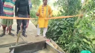 খেজুরি ২: খেজুরী মনসা মন্দির বুথে আজ একটি ঢালাই রাস্তা নির্মাণের শুভ সূচনা করে গ্রাম পঞ্চায়েতের প্রধান কালীপদ মন্ডল