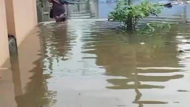 அம்பாசமுத்திரம்: தொடரும் கனமழை அகத்தியர் பட்டியில் குடியிருப்புகளுக்குள் புகுந்த மழை நீர். பொதுமக்கள் அவதி.