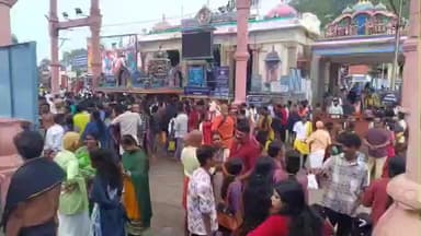 பழனி: தண்டாயுதபாணி சுவாமி கோவிலில் சபரிமலை ஐயப்பன் சீசனை முன்னிட்டு ஏராளமான பக்தர்கள் சாமி தரிசனம் செய்வதற்காக 3 மணி நேரம் வரை காத்திருந்து சாமி தரிசனம்