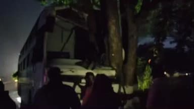 ராசிபுரம்: ஆட்டையாம்பட்டி பிரிவு சாலையில் அரசு விரைவு பேருந்து புளிய மரத்தில் மோதியதில் 10 பேர் காயமடைந்தனர்