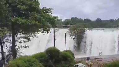 விளவங்கோடு: திற்பரப்பு அருவியில் கடும் வெள்ளப்பெருக்கு.சுற்றுலாப் பயணிகள் குளிக்க தடை விதிப்பு.