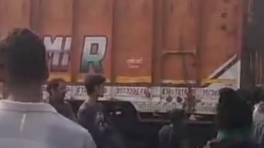 सोरांव: बर्जी गांव के समीप ट्रक और बाइक में जोरदार टक्कर, दो की मौत और दो घायल