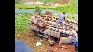 உதகமண்டலம்: உதகை ஆடாசோலையில் விவசாயிகளை ஏற்றி சென்ற வாகனம் கவிழ்ந்து விபத்து