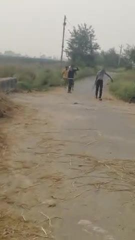 pul ka rad chor ladke log la rahe the raste me mile rad chor bacche